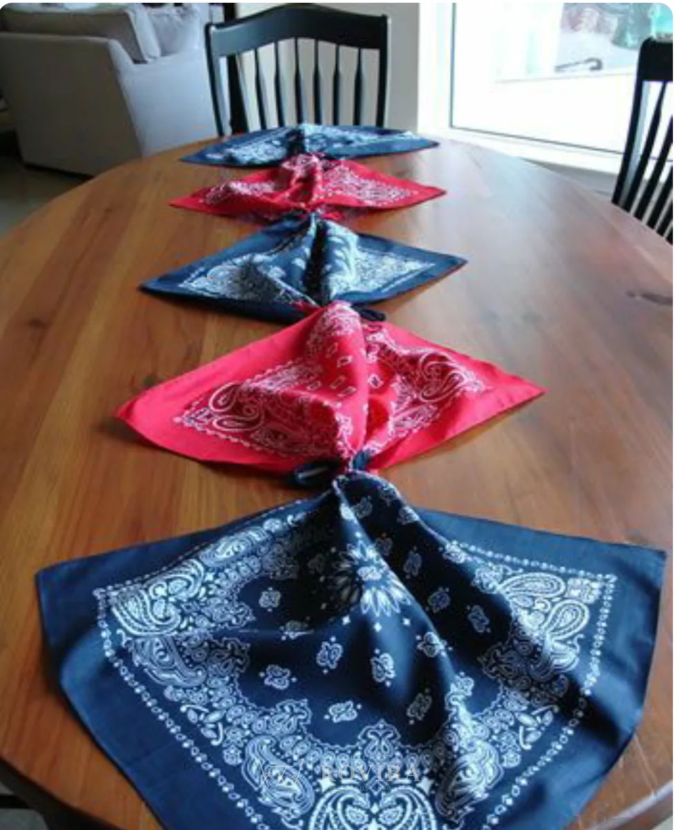 Puesto de mesa con servilleta de bandana, montaje típico