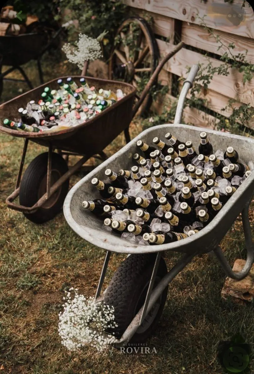 Carretilla rústica con bebidas, decoración vintage