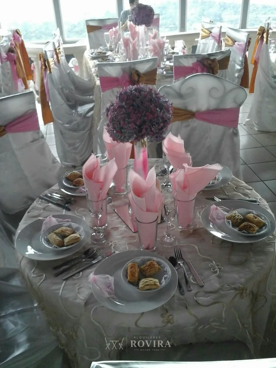 Puestos de mesa elegantes en lila y gris, montaje vintage