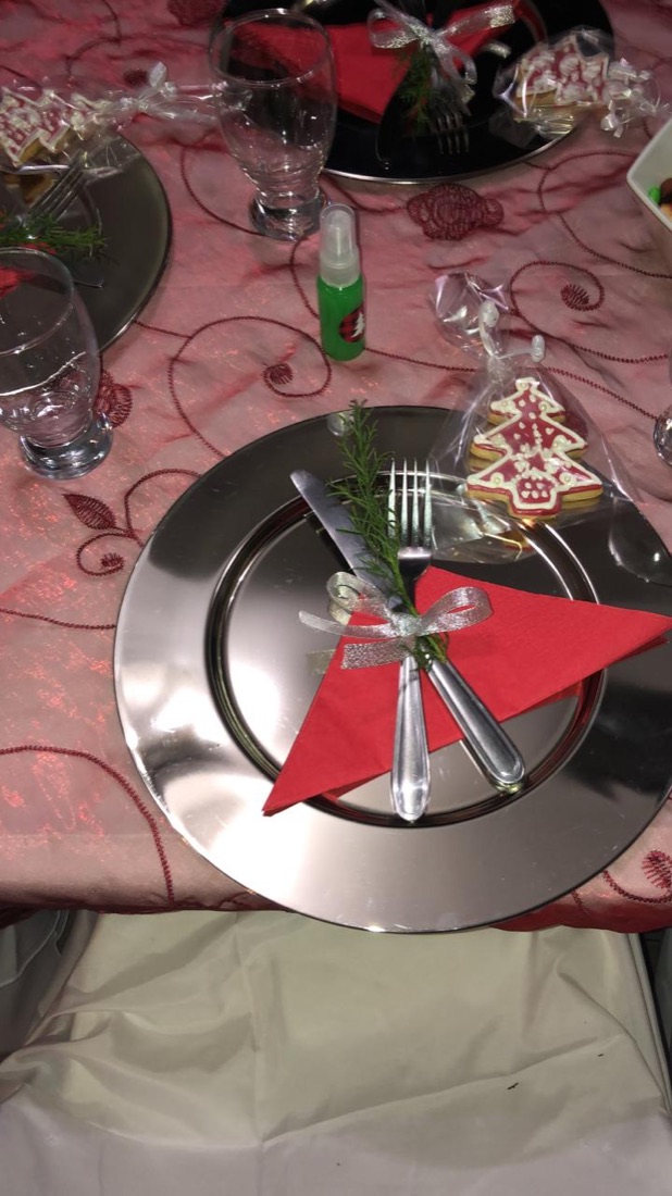 Mesa navideña con plato base plateado, galletas decoradas y detalles en lazo plateado