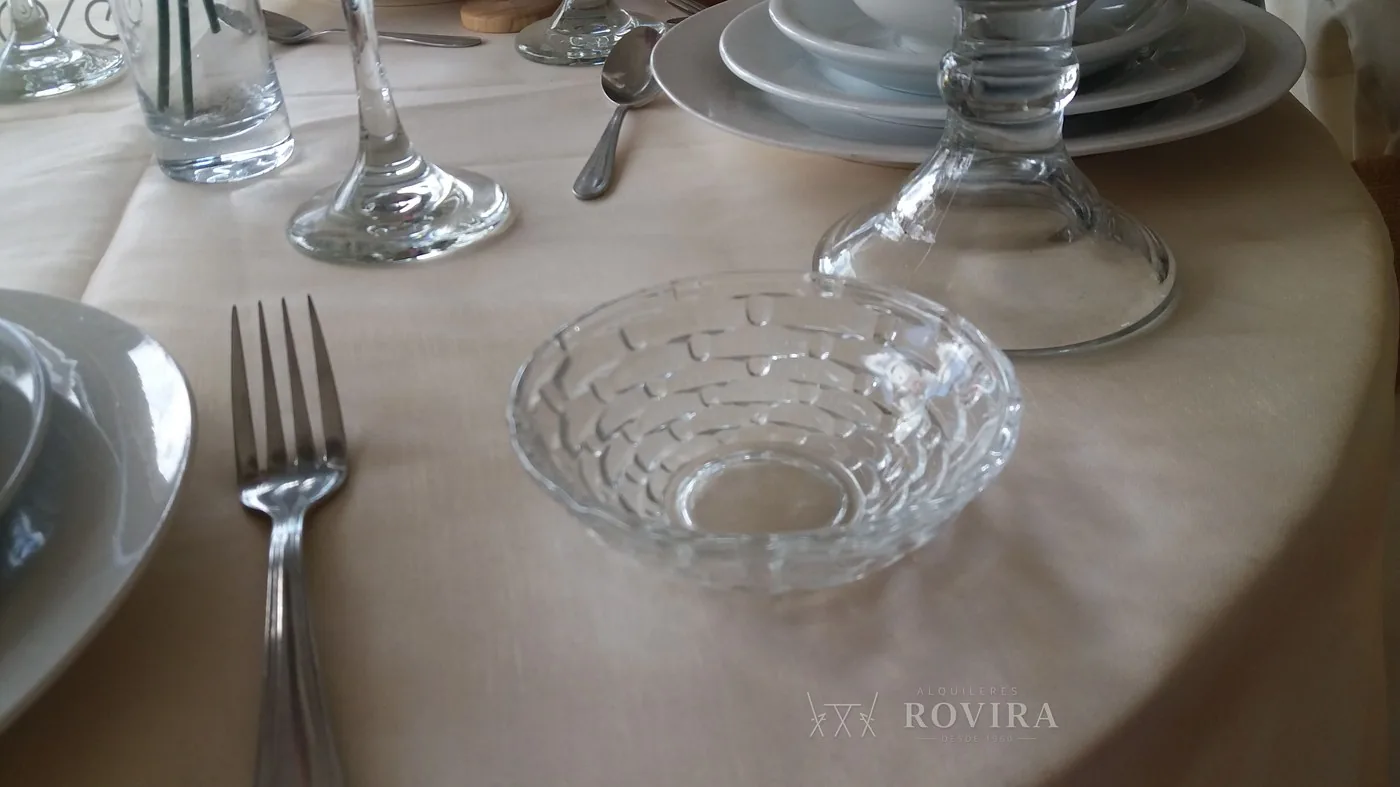 Copas de cristal y bowl de vidrio labrado, detalle de cristalería sobre mantel beige