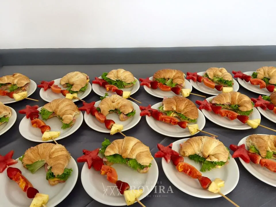 Bocadillos y sándwiches servidos en platos medianos, servicio de catering de Alquileres Rovira