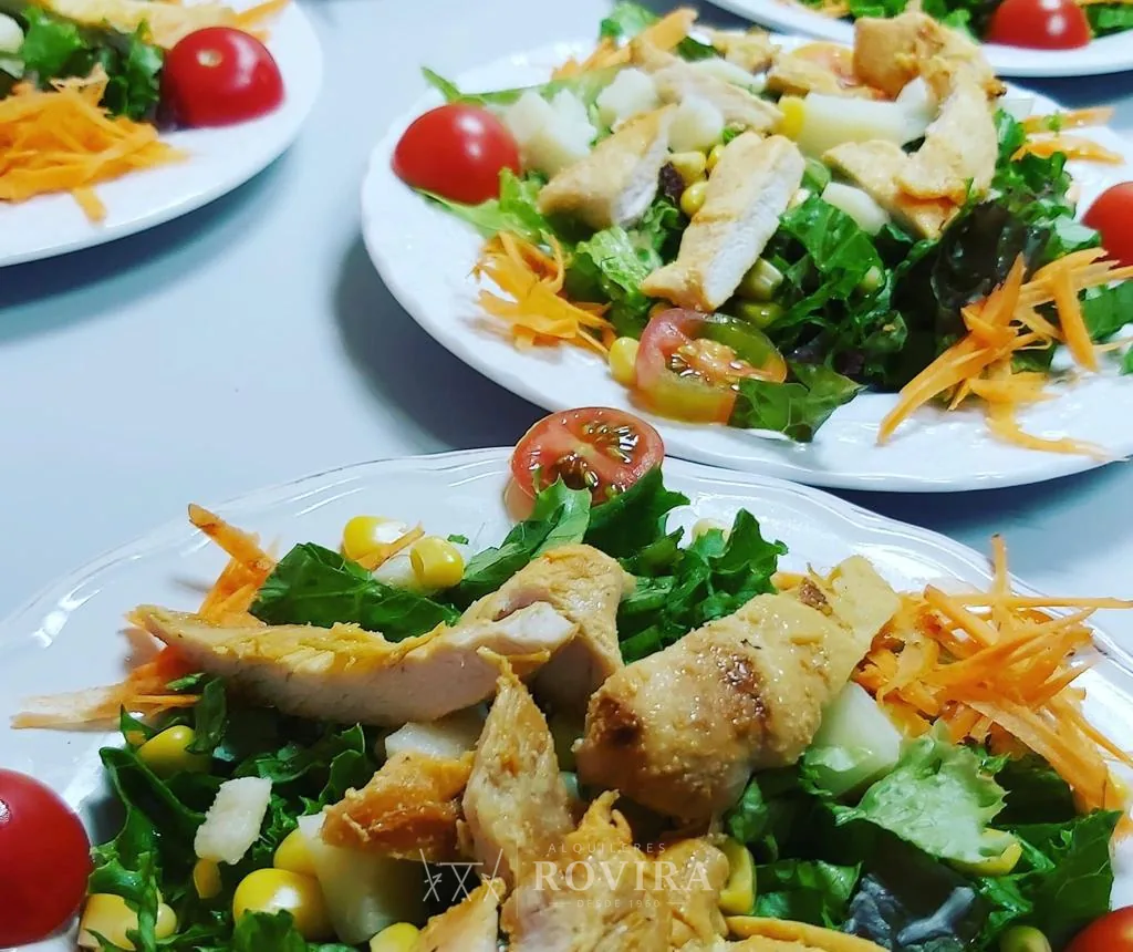 Ensalada servida en plato mediano, servicio de catering de evento