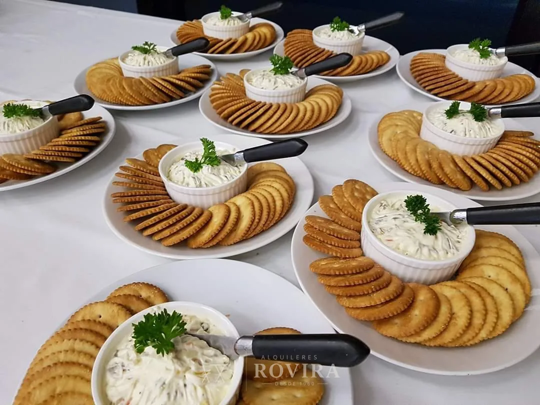 Galletas y dip servidos en platos, mesa de bocadillos de catering
