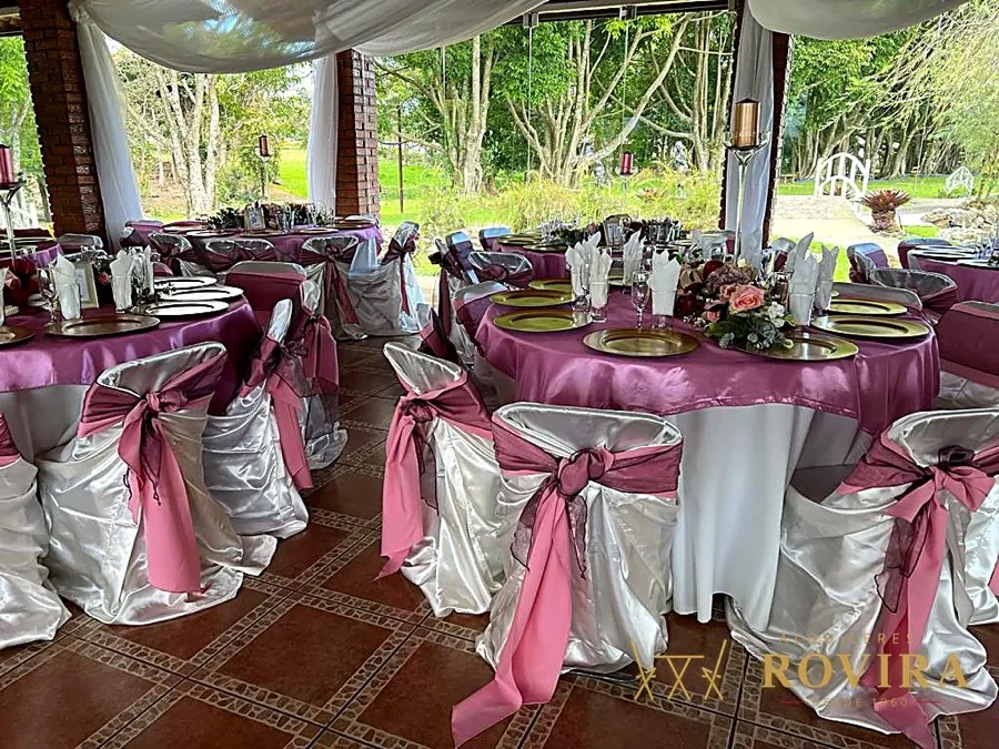 Mesas redondas en malva bajo rancho, montaje amplio de celebración