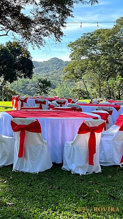 Mesas al aire libre con lazos rojos, vista a la montaña