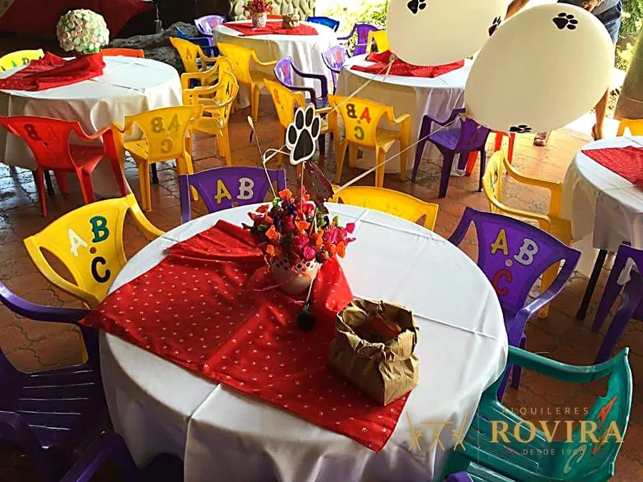 Fiesta infantil con sillas jirafa A-B-C y camino rojo