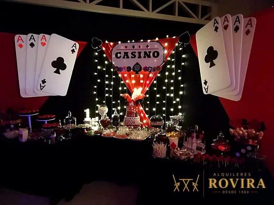 Backdrop temático de casino con cartas gigantes