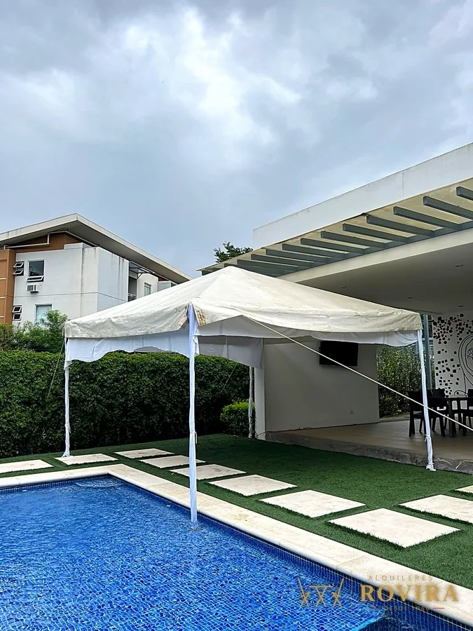 Carpa plegable blanca junto a piscina