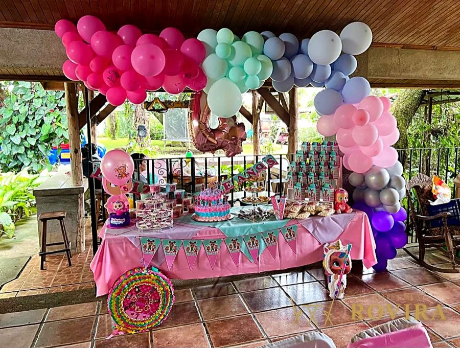 Baby shower con arco de globos rosa y celeste en rancho