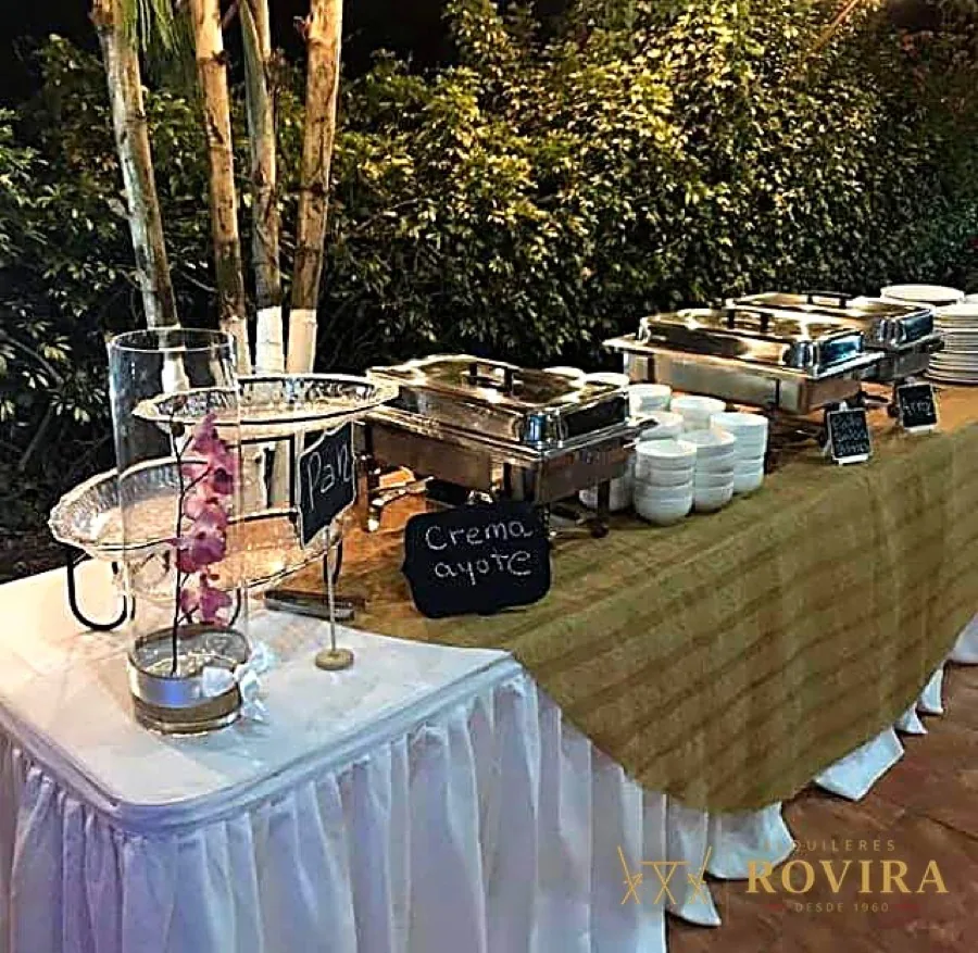 Buffet con chafing dishes y camino de yute
