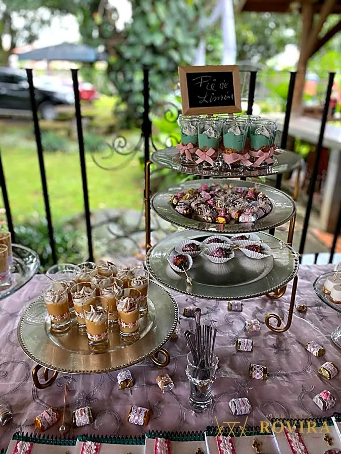 Mesa de postres en bases plateadas, jardín