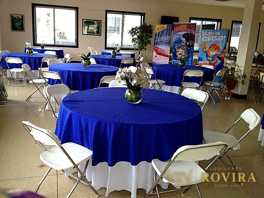 Salón con mesas redondas azules y sillas blancas