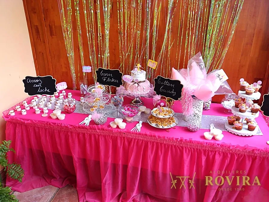 Mesa de dulces fucsia con temática de mariposas